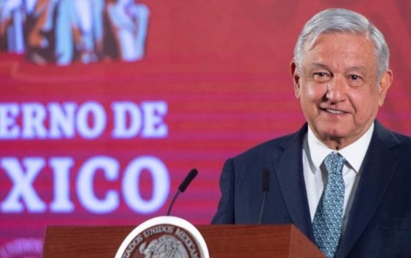 AMLO afirma que caída del precio de petróleo beneficia a los mexicanos.