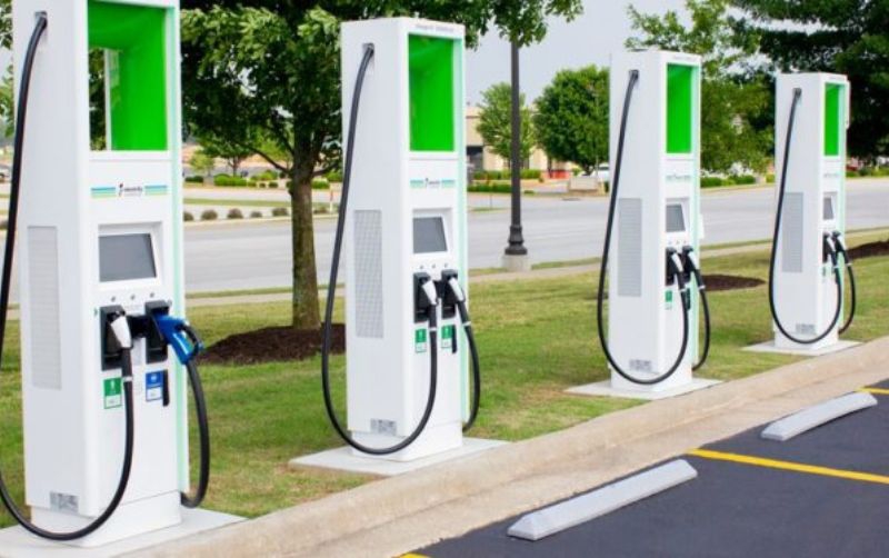 Analizan instalación de electrolineras con perspectiva de género