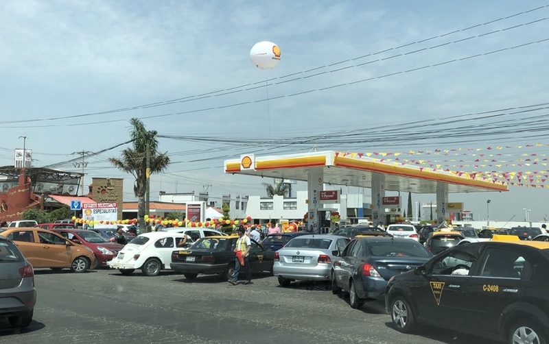 Apertura de gasolinera Shell genera gran circulación vehicular