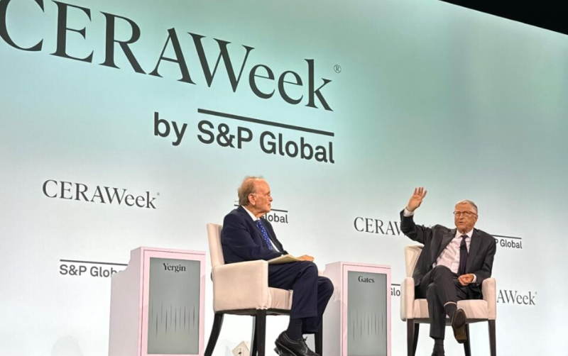 Aún vivimos en una economía impulsada por los hidrocarburos: Bill Gates