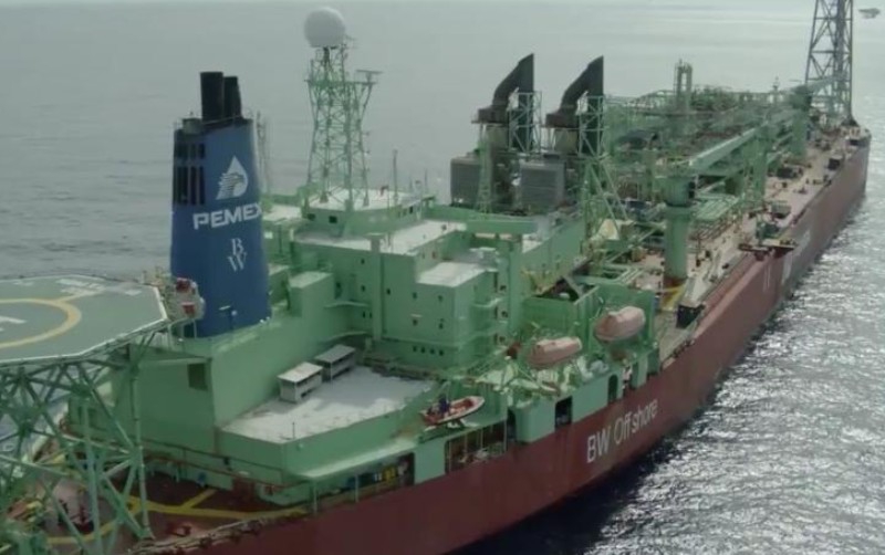 Buque tanque de Pemex suspende operaciones por choque