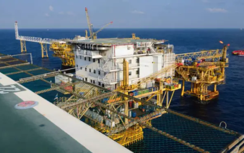 Claudia Sheinbaum limita la producción de petróleo a 1.8 millones de barriles diarios durante su gobierno