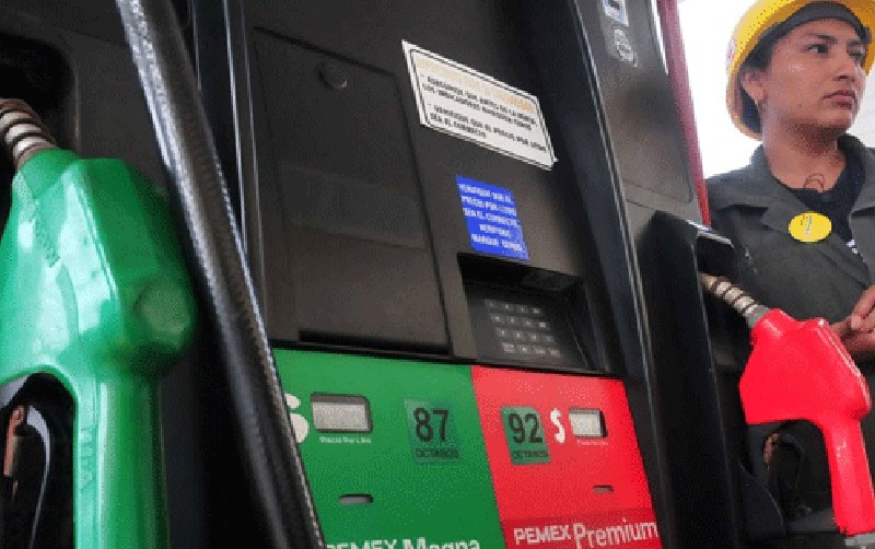 Desde 2012 no había gasolina tan cara en EU, mexicanos pagan aún más