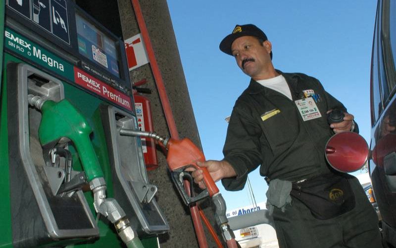 Despachadores en gasolineras aseguran que dependen de las propinas para sobrevivir