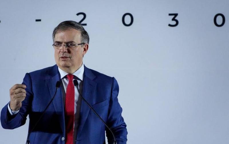 Ebrard abre la puerta a inversión privada para energías renovables