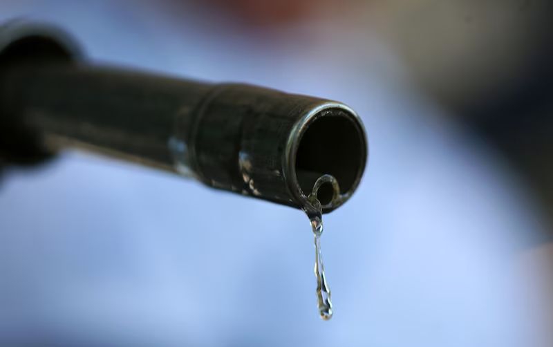 Empresas privadas reducen importaciones de gasolina a México mientras Pemex las aumenta.