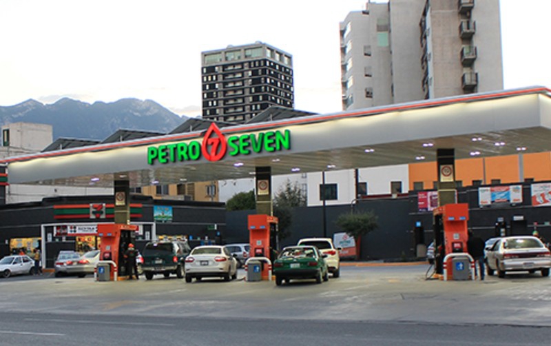 Encabeza Corral lanzamiento de nueva imagen en gasolinera