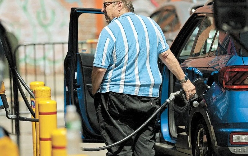 Gasolina en EU toca su menor nivel en el año