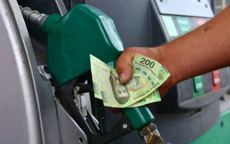 Guerra comercial abarata la gasolina en México.