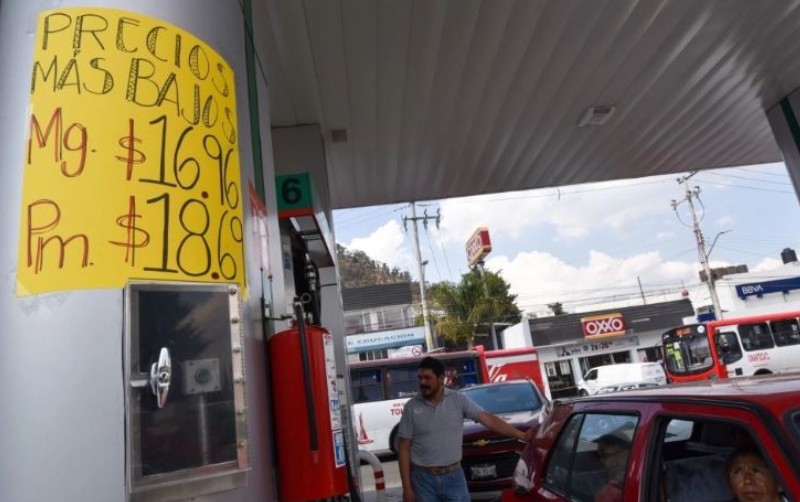 Hacienda podría congelar precio de la gasolina para que no siga bajando.