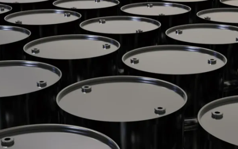 Hacienda prevé caída del precio del petróleo y menores ingresos para 2026