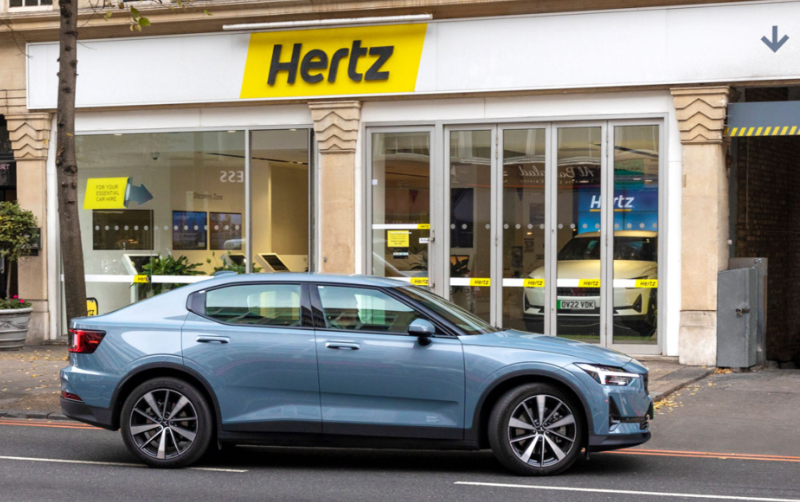 Hertz está vendiendo 20.000 vehículos eléctricos para comprar autos de gasolina