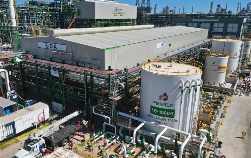 Incumplen refinar en Dos Bocas