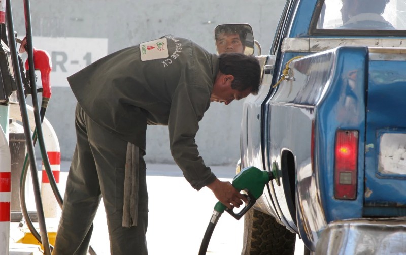 Los precios récord de la gasolina no frenan su consumo entre los mexicanos