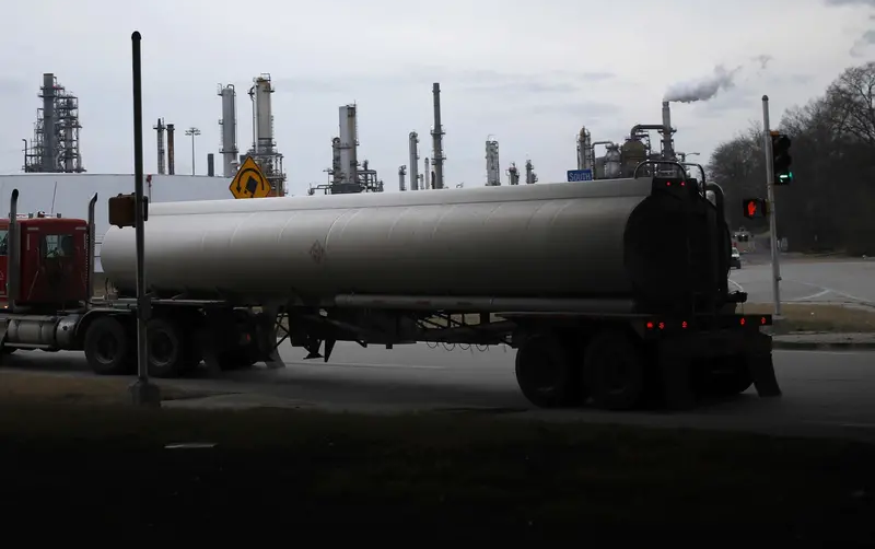 México restringe importación de combustibles ante contrabando, excepto gasolina y diésel