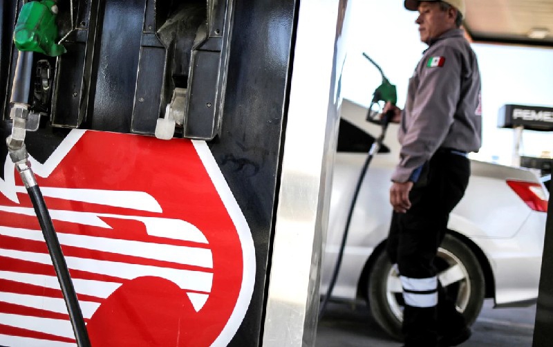 Miles de automovilistas de Estados Unidos cruzan a México para cargar gasolina