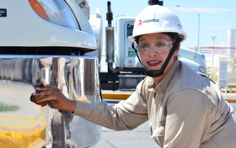 Mujer juarense destaca por manejar una pipa con 20 mil litros de combustible