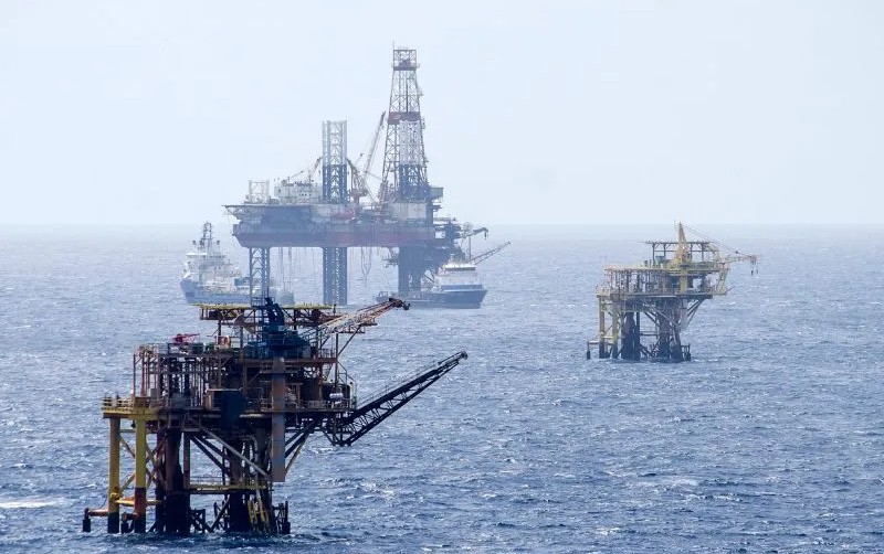 OPEP y aliados podrían reconsiderar aumento de producción de crudo en próxima reunión: ministro del Petróleo de Kuwait