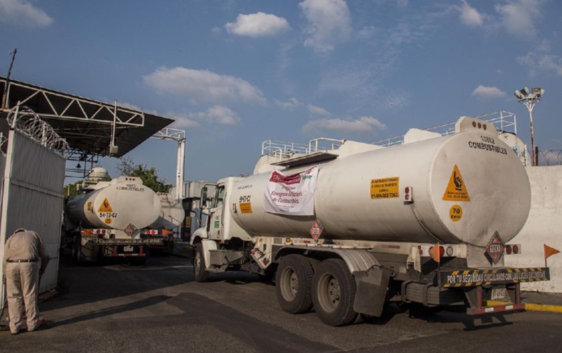 Pemex concluye la compra de 612 pipas para el transporte de gasolinas