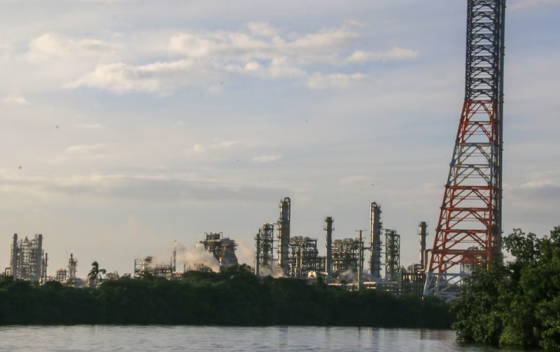 Pemex no logra metas de Sheinbaum: Producción de oro negro cae 8.8% en abril; van 2 años a la baja