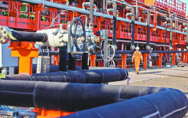 Petróleo a la baja por alza de inventarios en EU