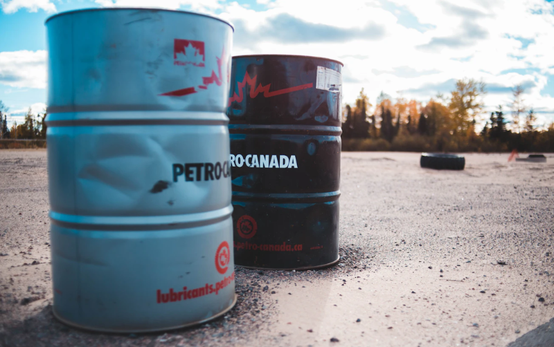 Petróleo Brent sube 20% en junio a $77; expertos advierten consecuencias globales si supera los $80