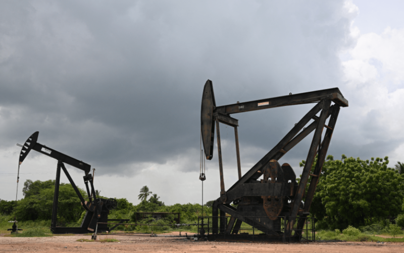 Petróleo cae con la atención puesta en amenazas arancelarias de Trump contra Canadá y México