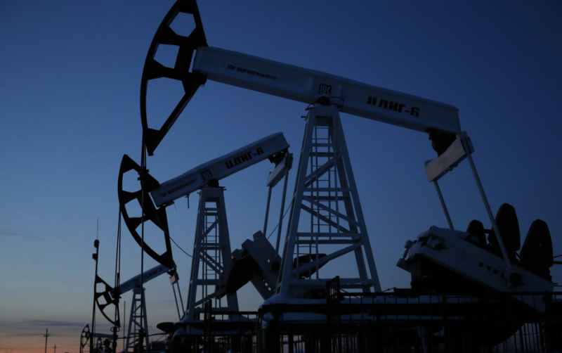 Petróleo cae por alza de producción de la OPEP+, aranceles y pausa de ayuda a Ucrania