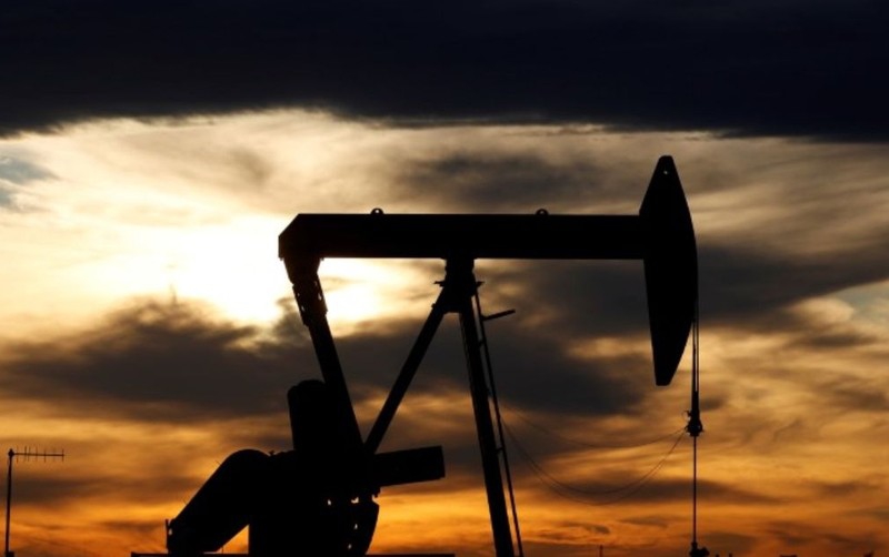 Petróleo cae por aumento de casos de covid-19 que opaca expectativa sobre demanda
