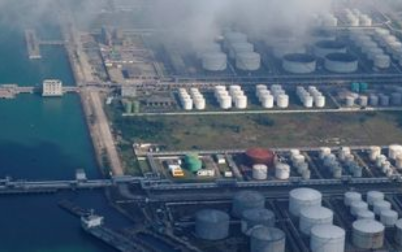 Petróleo cae por aumento de inventarios en EU, mientras mercado vigila conflicto en Medio Oriente