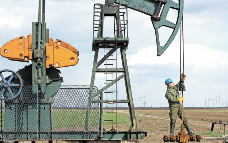 Petróleo cae y se encamina a una caída semanal de más de 3% por la presión de la oferta