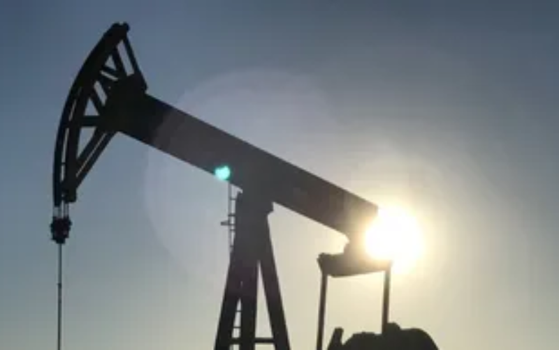 Petróleo opera estable cerca de 75 dólares, el mercado sopesa los aranceles y las sanciones
