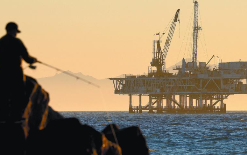 Petróleo se encamina a caída semanal de 4% por incertidumbre arancelaria y mayor oferta