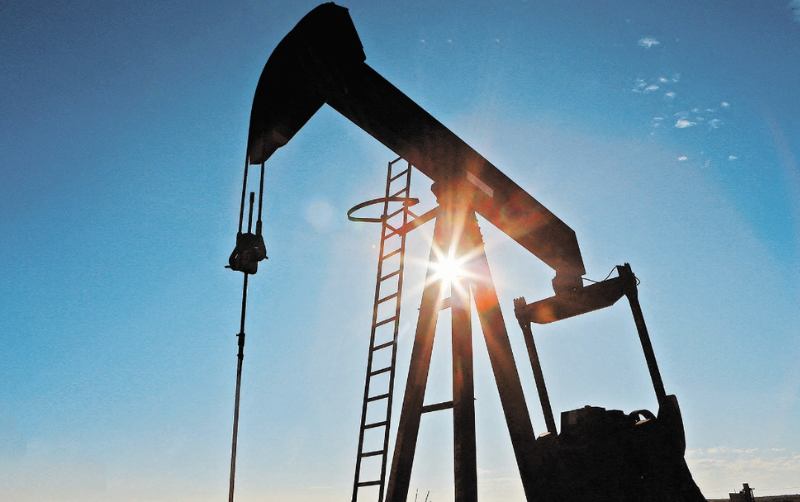 Petróleo se recupera más de 2% por declive de inventarios en EU y paso del huracán Francine