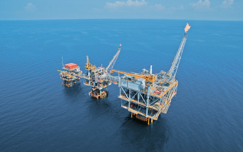 Petróleo sube 1% atento a tormenta cerca de la costa estadounidense del Golfo de México