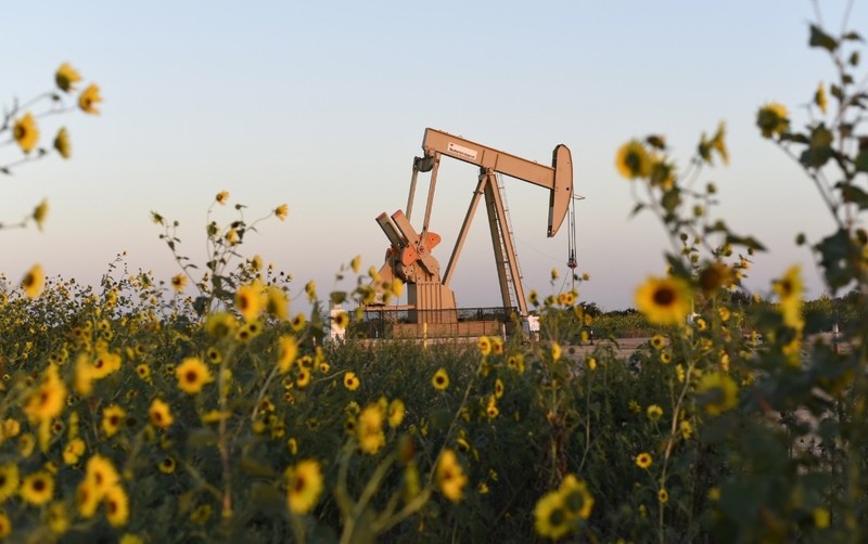 Petróleo sube 10% por mejor panorama sobre demanda de combustible.