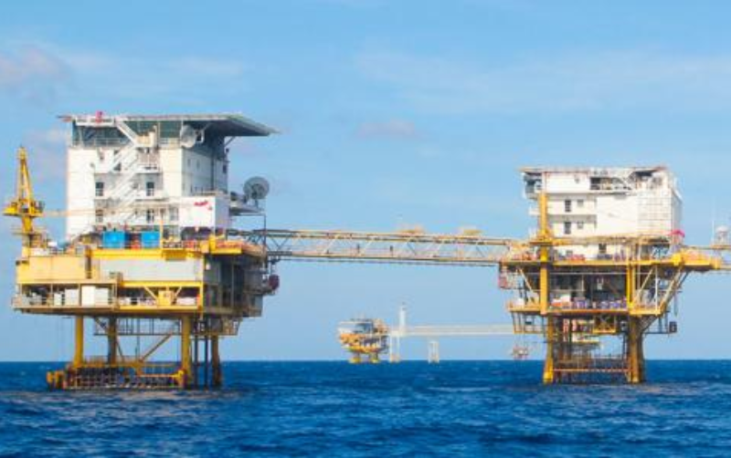 Petróleo sube 2% en la apertura por temor sobre los suministros de Oriente Medio