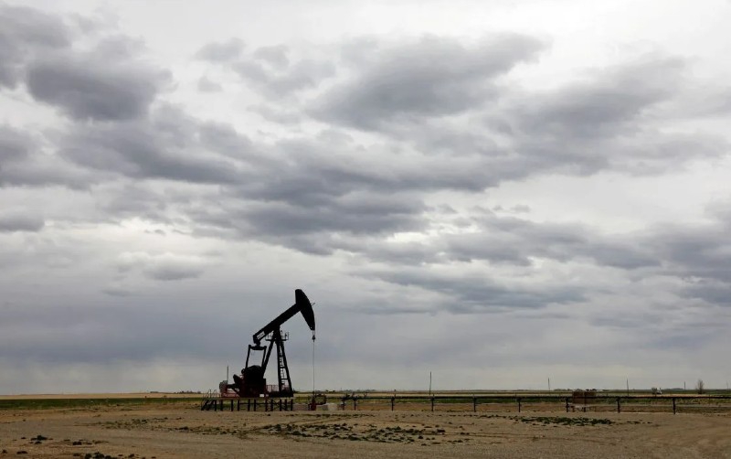 Petróleo sube casi 4 dólares por escasez de oferta
