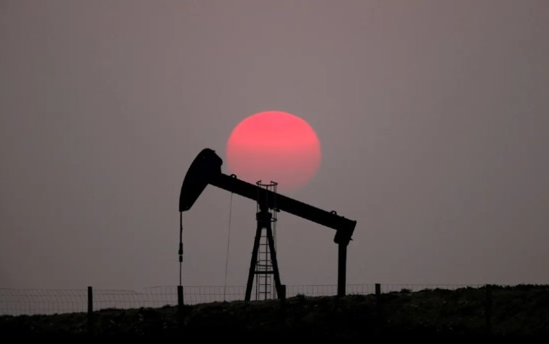 Petróleo sube hasta 1.55 dólares, pero se encamina a su segunda semana con descensos