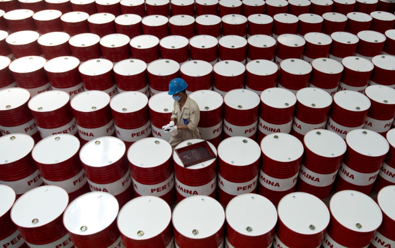 Petróleo sube hasta 2% por estímulo chino, conflicto en Oriente Medio y amenaza de huracán