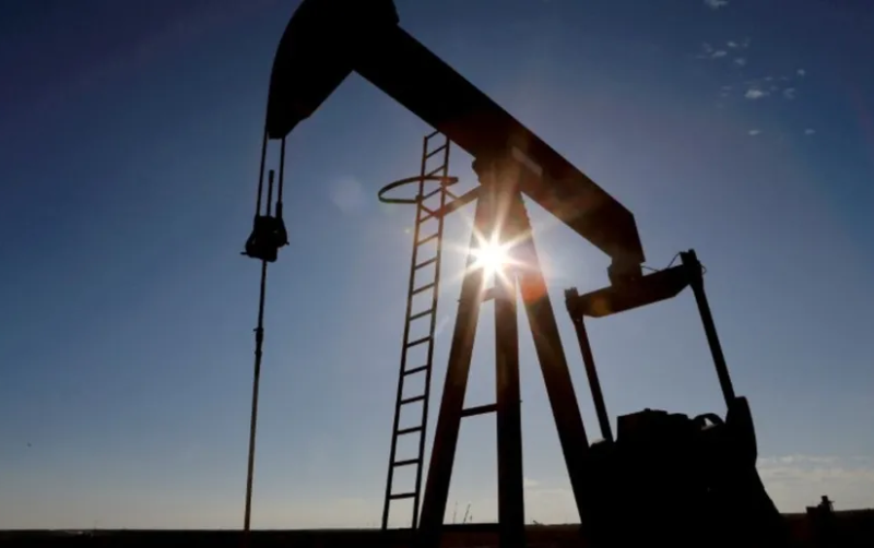 Petróleo sube por escasez de oferta y elevados precios del gasóleo de calefacción