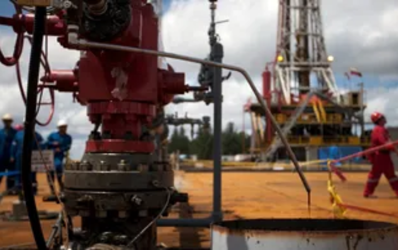 Petróleo sube por esperanzas sobre demanda de combustible en verano