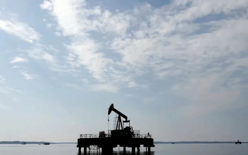 Petróleo toca nuevos máximos por reducción de combustible en EU