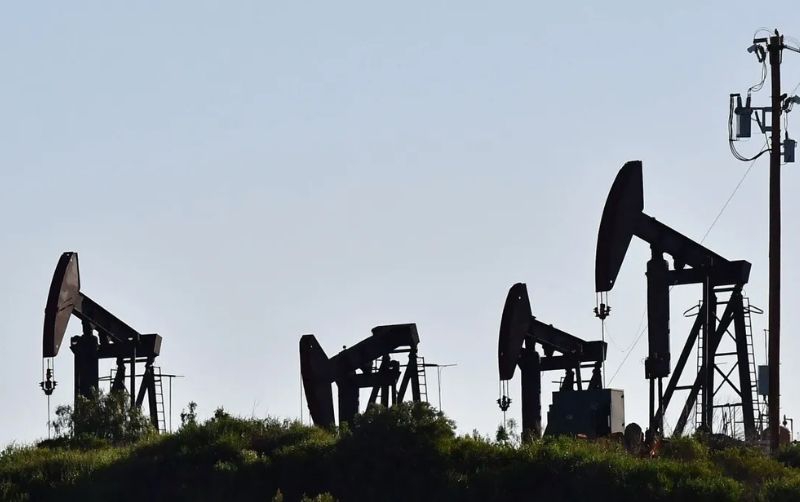 Petróleo WTI cae por debajo de 70 dólares por primera vez en 15 meses