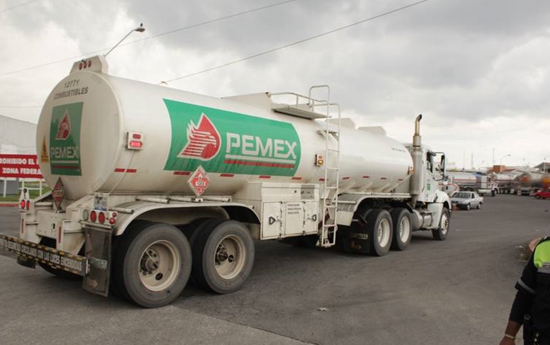 Pipas poblanas coadyuvan en distribución nacional de combustible en crisis de abasto