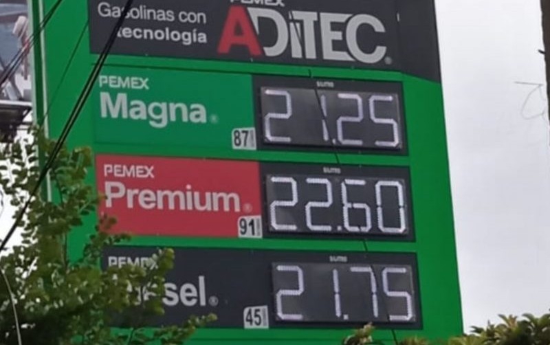 Precio promedio de la gasolina premium marca récord de 22.39 pesos; en un año ha subido 16%, revela Profeco