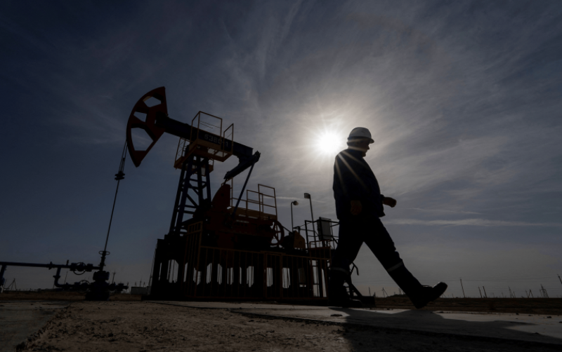 Precios del petróleo caen con fuerza tras promesas de Trump de aumentar la producción