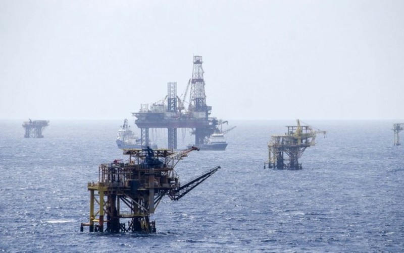 Precios del petróleo se desploman por debajo de los 13 dólares por barril.