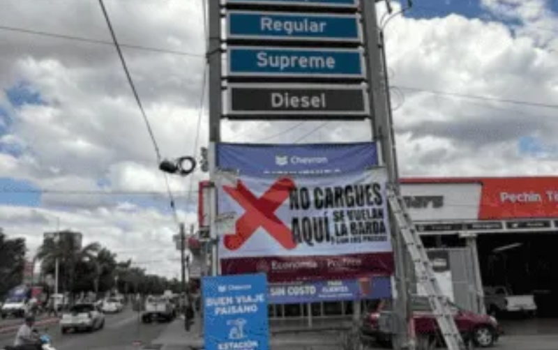 Profeco lanza operativo en gasolineras con mantas de advertencia contra precios altos