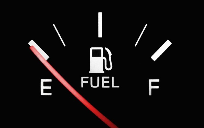 ¿Qué tanto afecta manejar con poca gasolina?